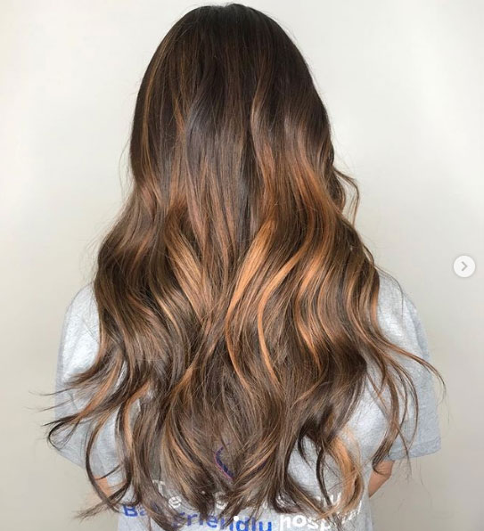 caramel swirl destellos claros en cabello