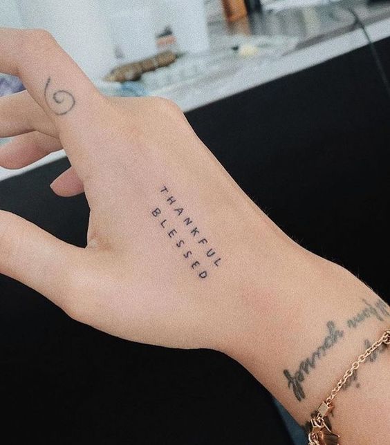 tatuaje de frase en la mano