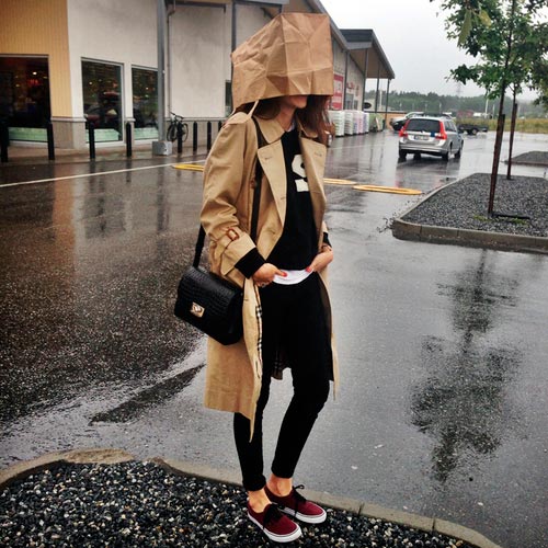 outfit con gabardina error lluvia