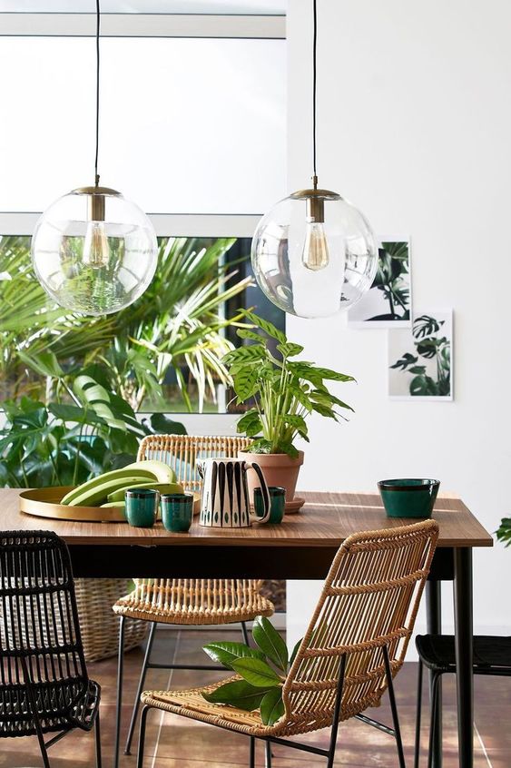 mesa de comedor con plantas