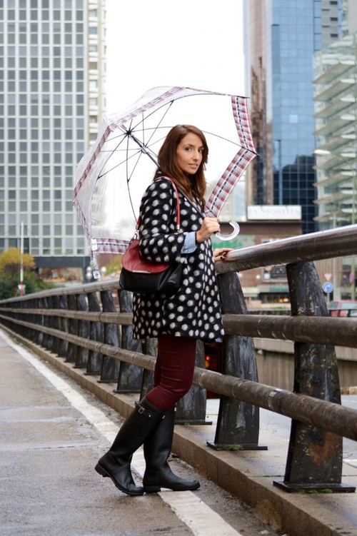 outfit de lluvia con muchos estampados