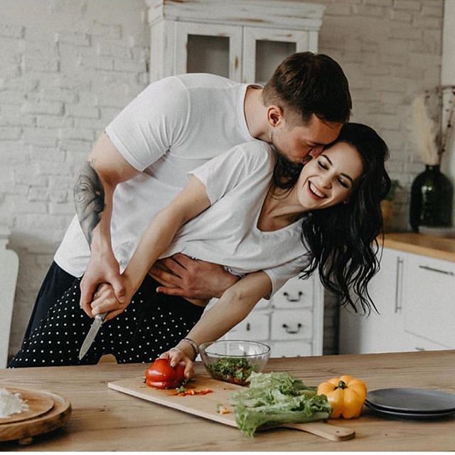 pareja cocinando enamorada