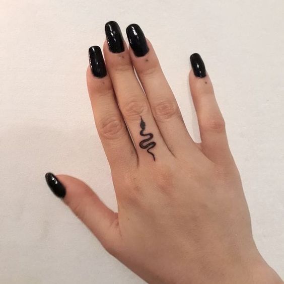 tatuaje de serpiente en la mano