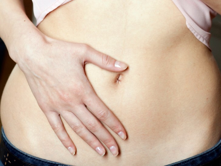 sintomas-de-cancer-de-ovario-abdomen-mujer
