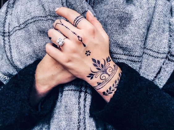 tatuaje hindu en la mano