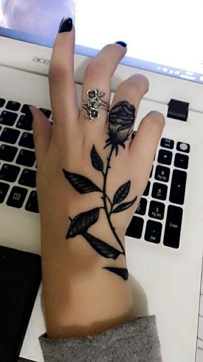 tatuaje de rosas en la mano