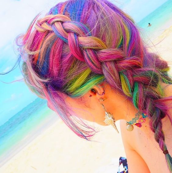 trenza arcoiris en la playa