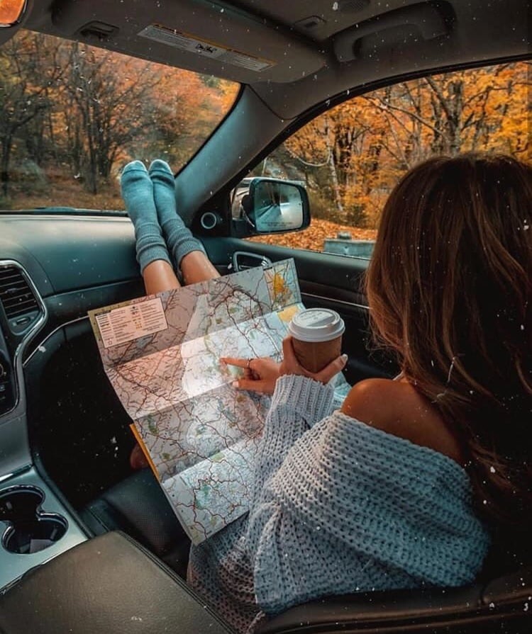 chica viajando usando un mapa