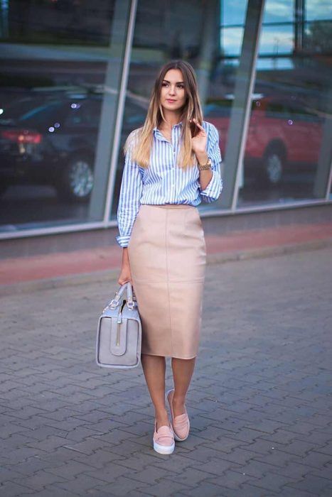 outfit de oficina con falda beige y blusa de rayas