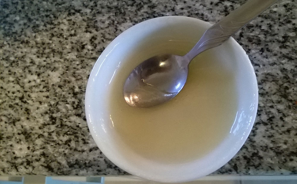 mezcla de grenetina con leche para mascarilla de gelatina