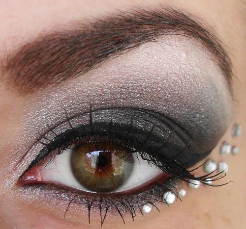 maquillaje de ojos con aplicaciones de fantasia