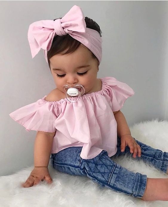 nina bebe con ropa rosa