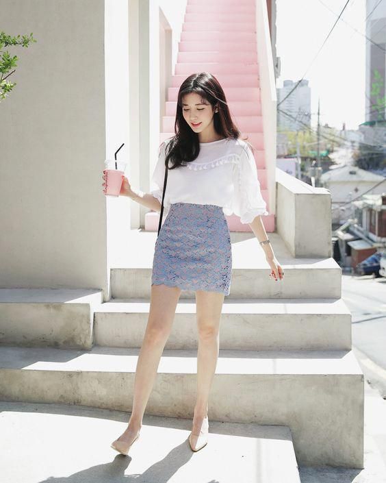 outfit coreano con falda y blusa blanca