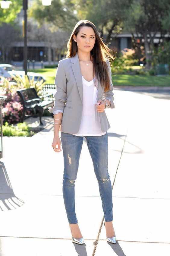 outfit con blazer gris y camiseta blanca