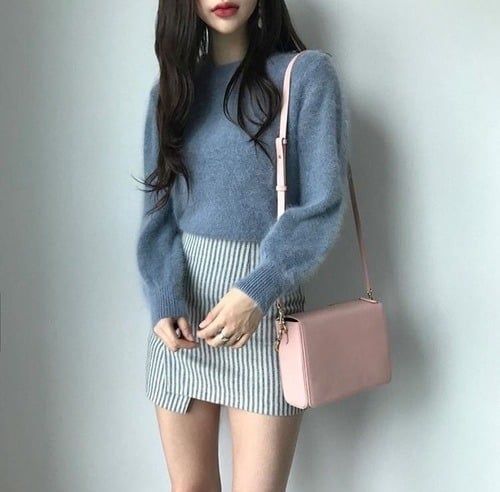 outfit coreano con falda rayada sueter azul