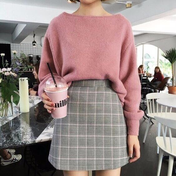 outfit coreano con falda gris y sueter rosa