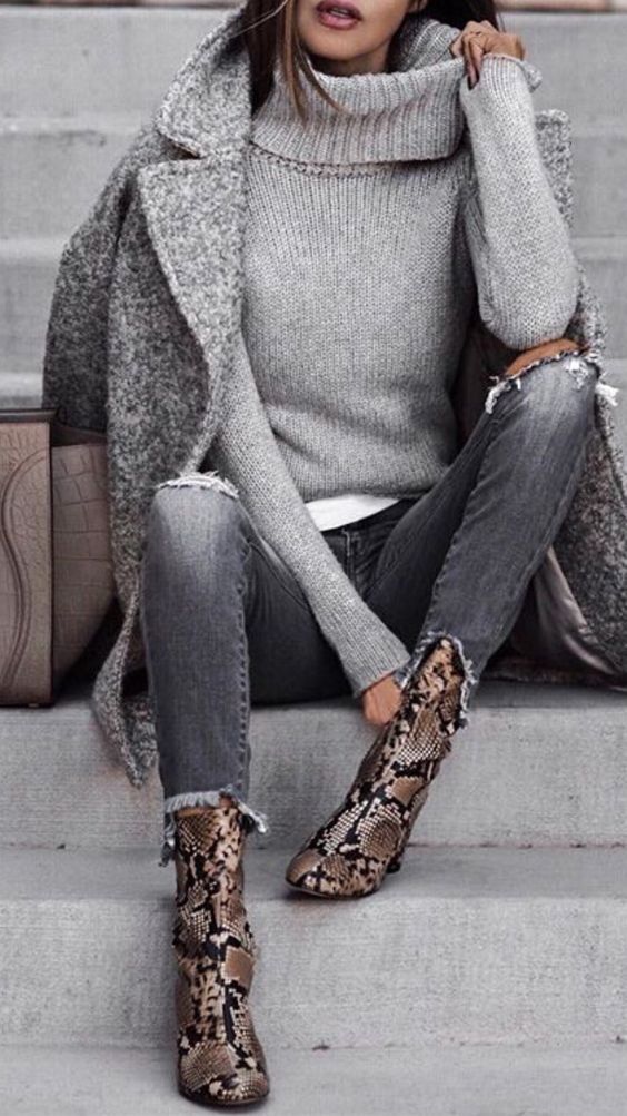 outfit color gris con botas cafe