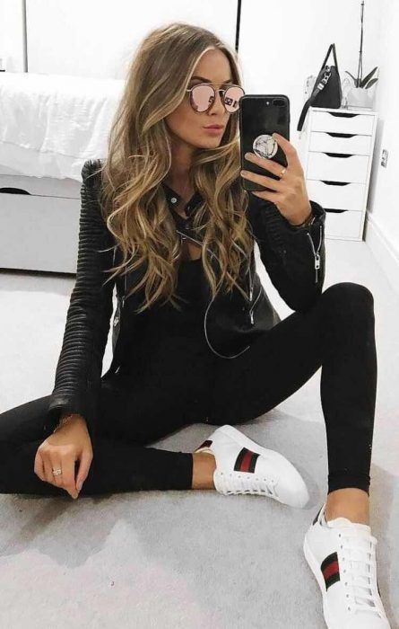 outfit negro con tenis blancos