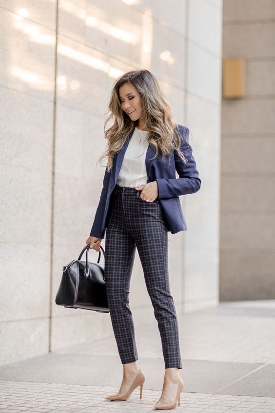 outfit de pantalon chino cuadros y blazer azul