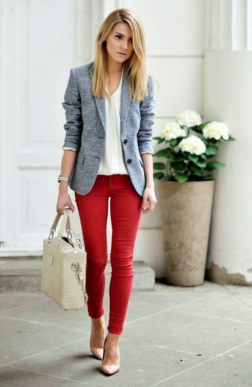 outfit para oficina con pantalones rojos y blazer gris