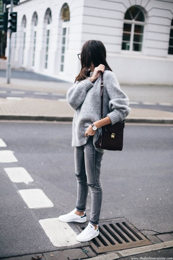 outfit de sueter gris con tenis blancos