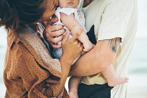 papas abrazando a su bebe