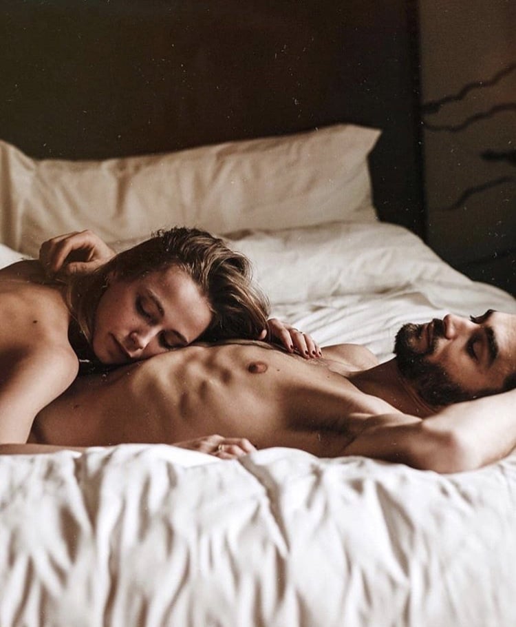 pareja recostada en la cama descubre si ahuyentas a los hombres