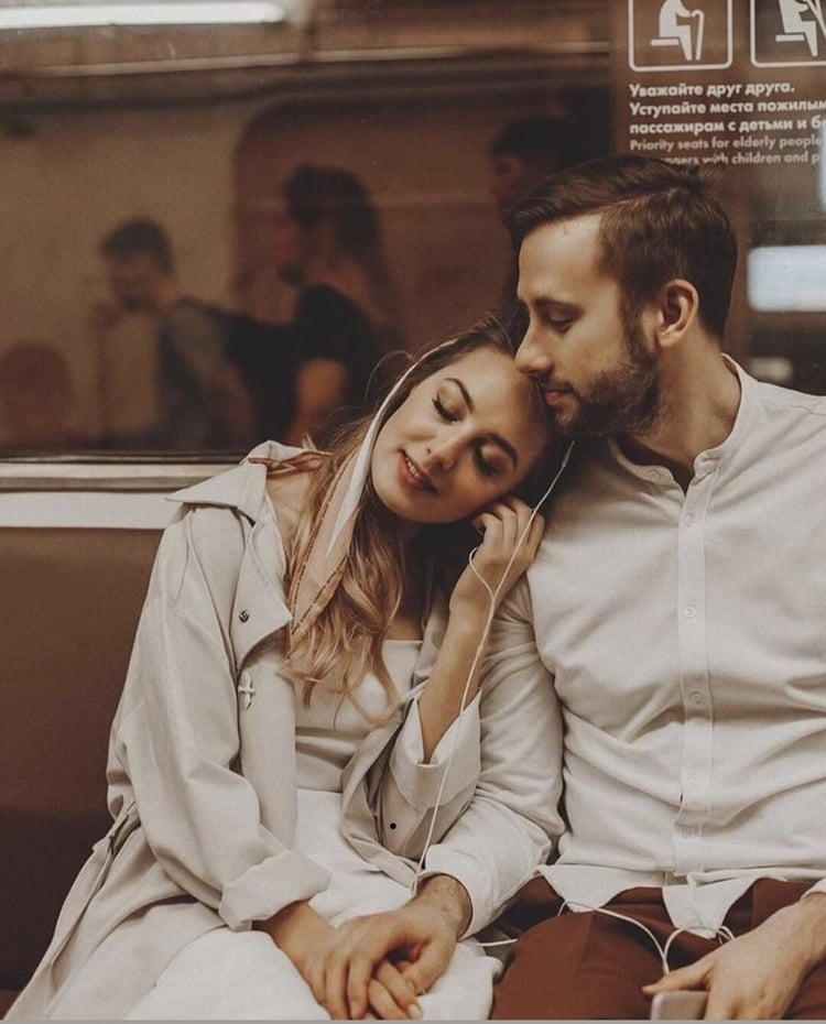 pareja viajando en tren