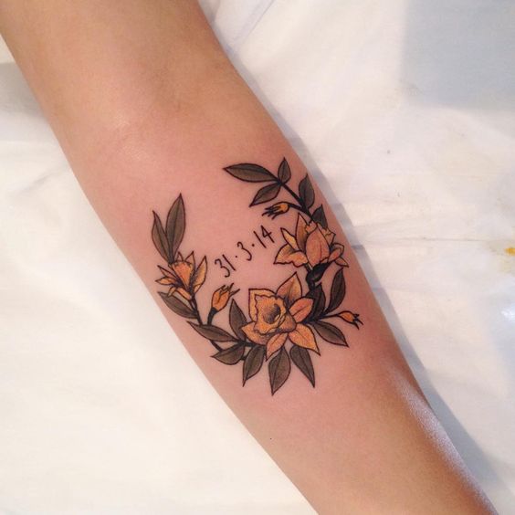 tatuaje de fecha con flores 