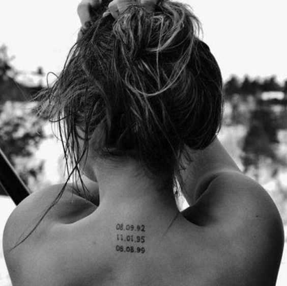 tatuaje con fechas en espalda