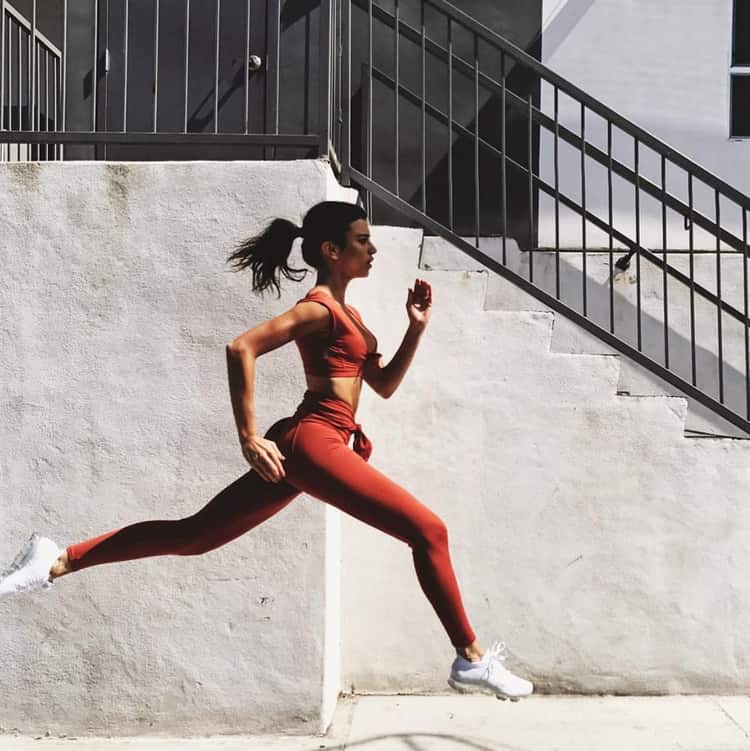 mujer corriendo con tenis