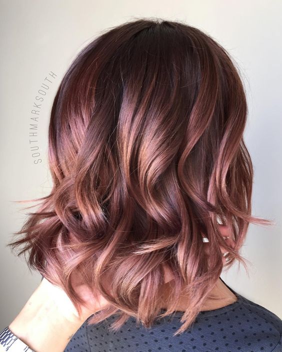 cabello rosa castano brillante