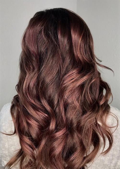 tinte rosa castano cabello ondulado