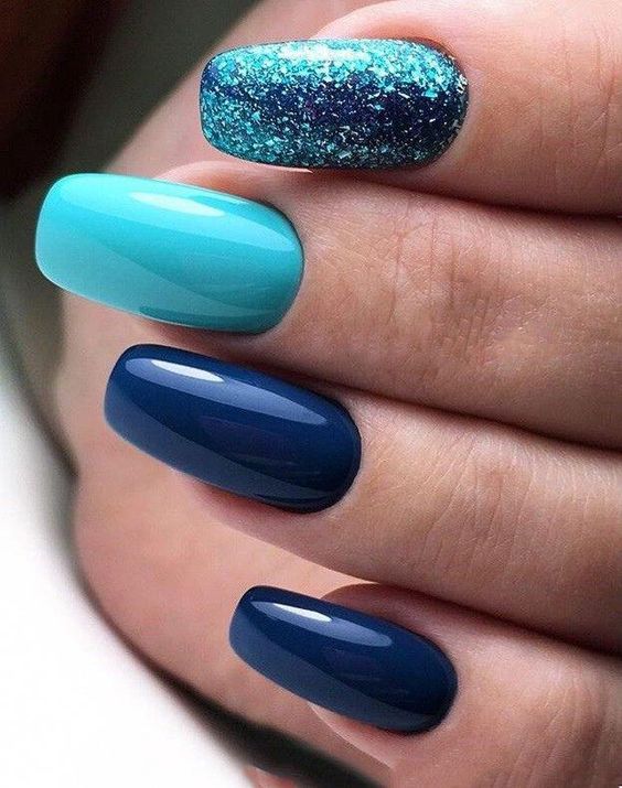 unas azules de colores con glitter