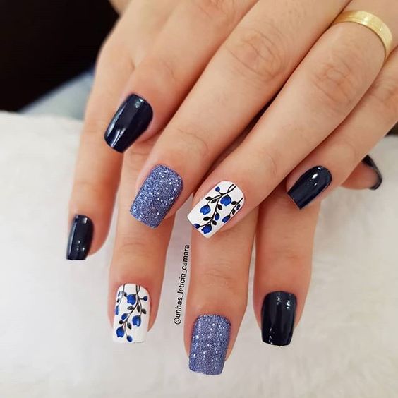 unas azul con flores y glitter