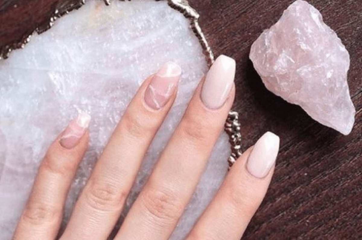 Uñas de cuarzo rosado: la nueva tendencia de mani