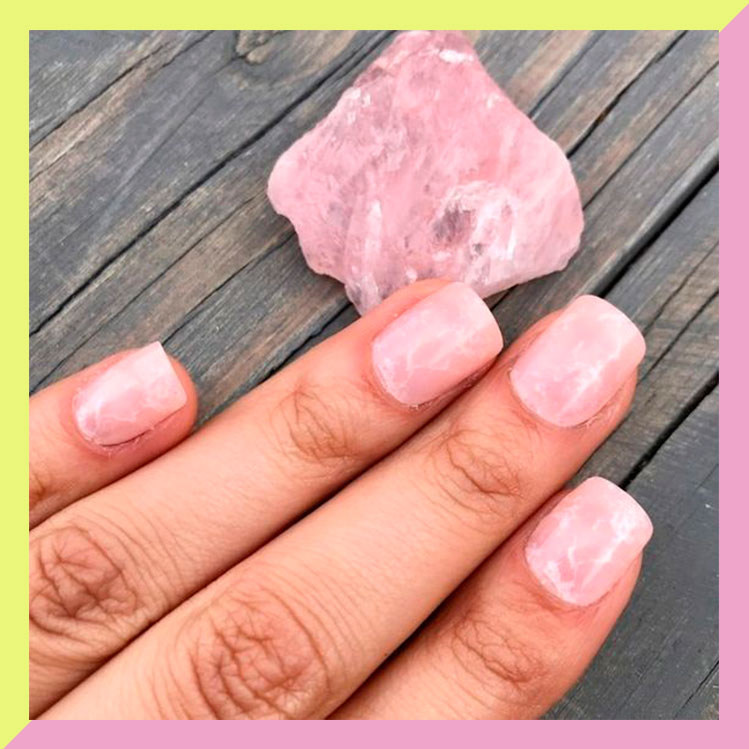 Uñas de cuarzo rosado: la nueva tendencia de uñas