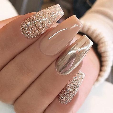 unas doradas con glitter beige para fiesta