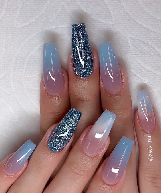 glossy unas azules con glitter 