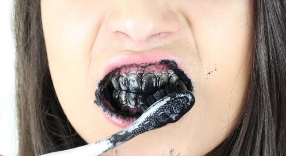 blanquear-dientes-con-carbón-activado
