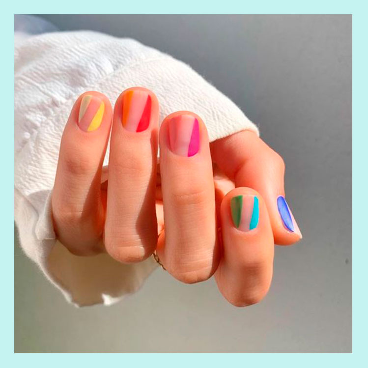 10 diseños de uñas cortas multicolor que te encantarán