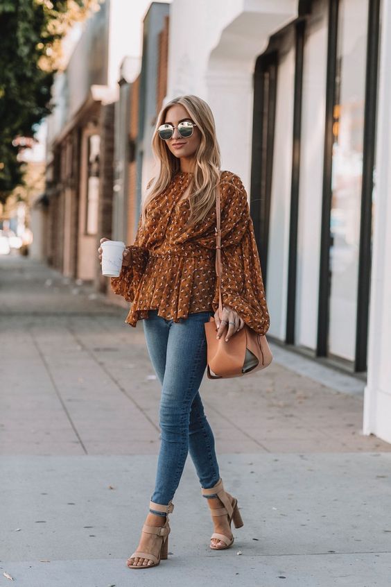 outfit con blusa color camel