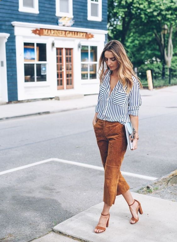 outfit pantalon pana color camel con blusa a rayas