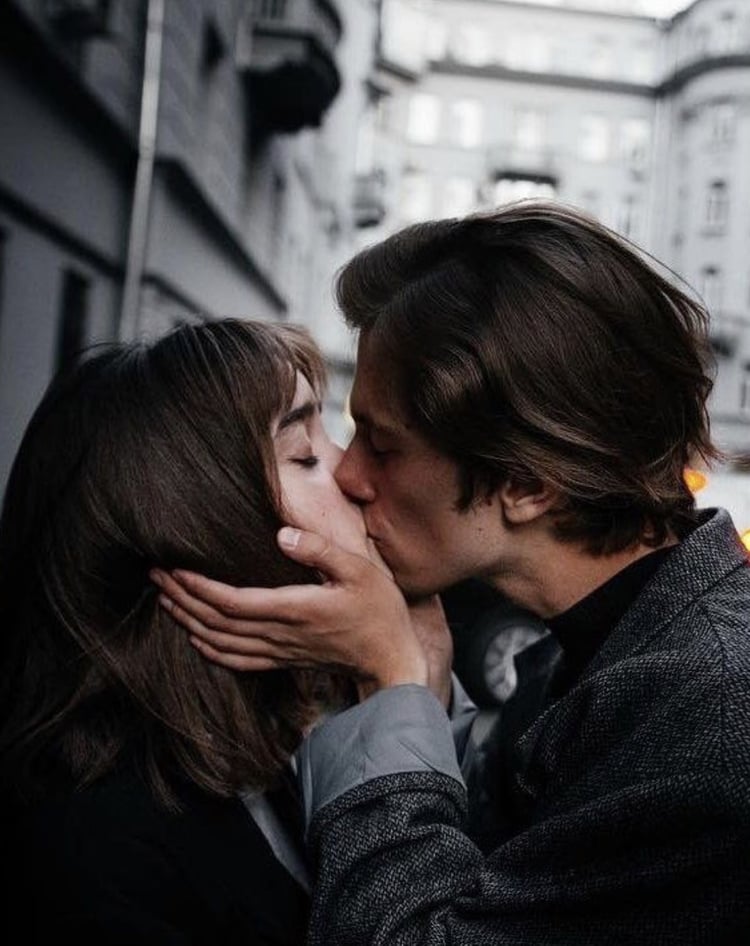 pareja besandose habito relacion sana