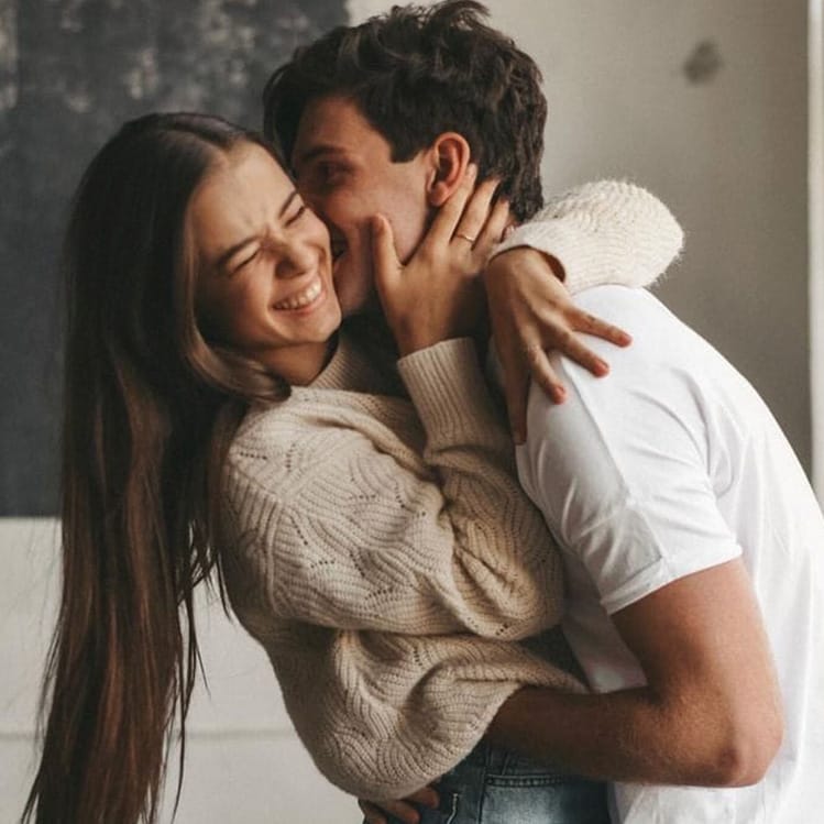 10 Poses para salir bien en fotos con tu pareja