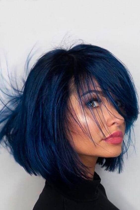 tintes que te suman anos azul electrico cabello mujer