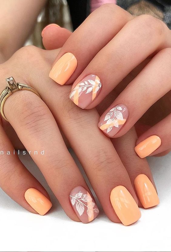 unas naranjas con diseno floral
