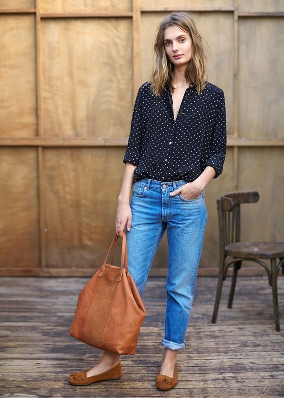 camisa de puntos y jeans 