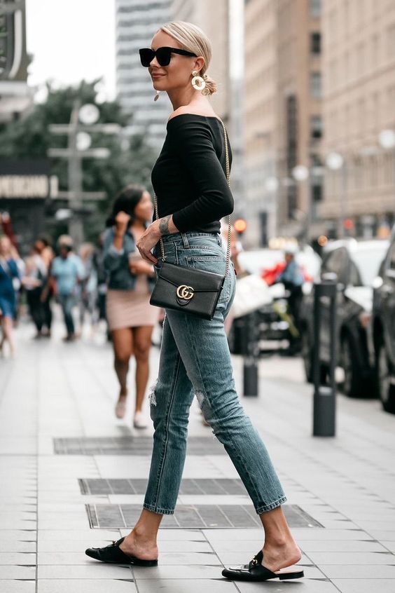 jeans y playera negra oficina