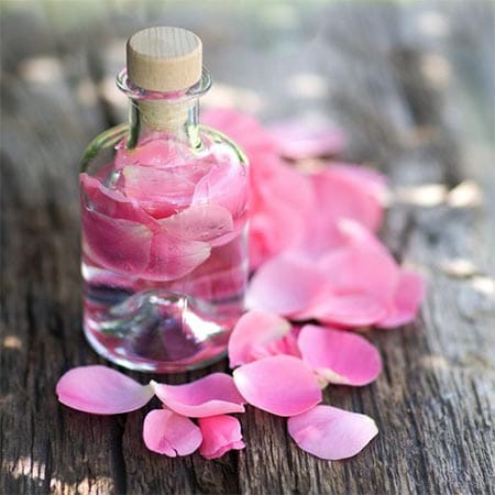 Tónico casero de agua de rosas para piel con granos 2